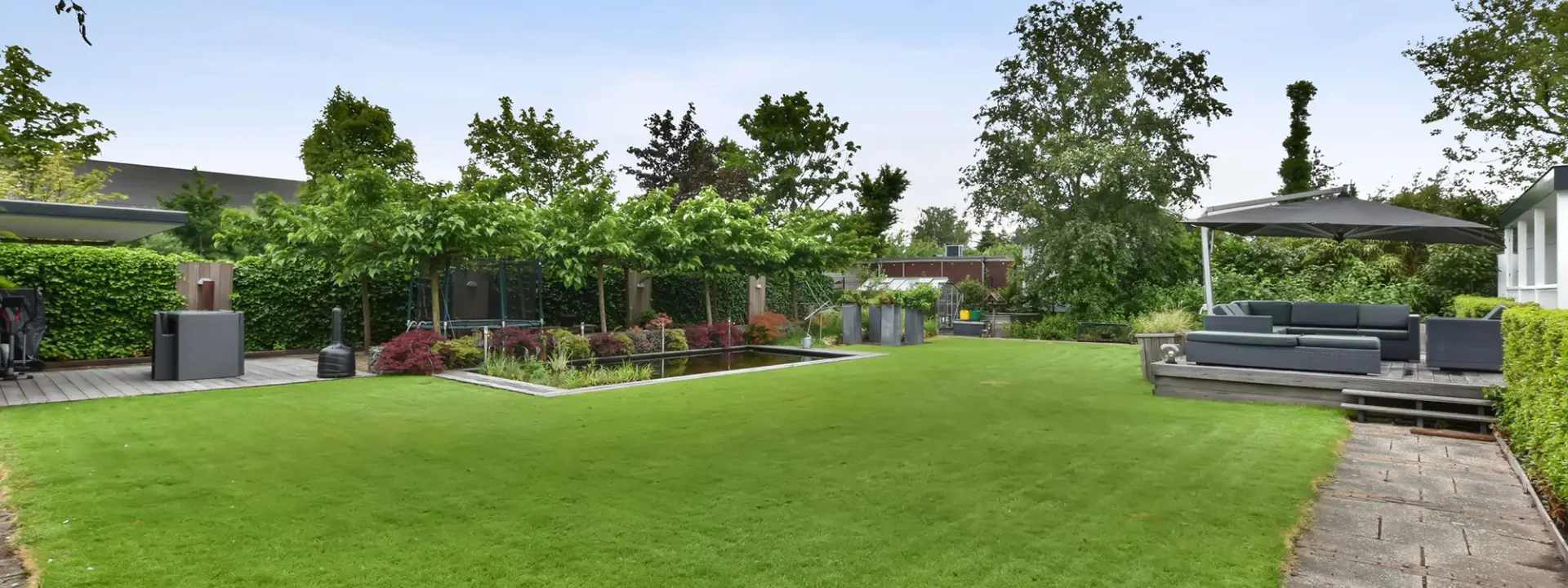 Cour arrière avec gazon traité par Club gazon